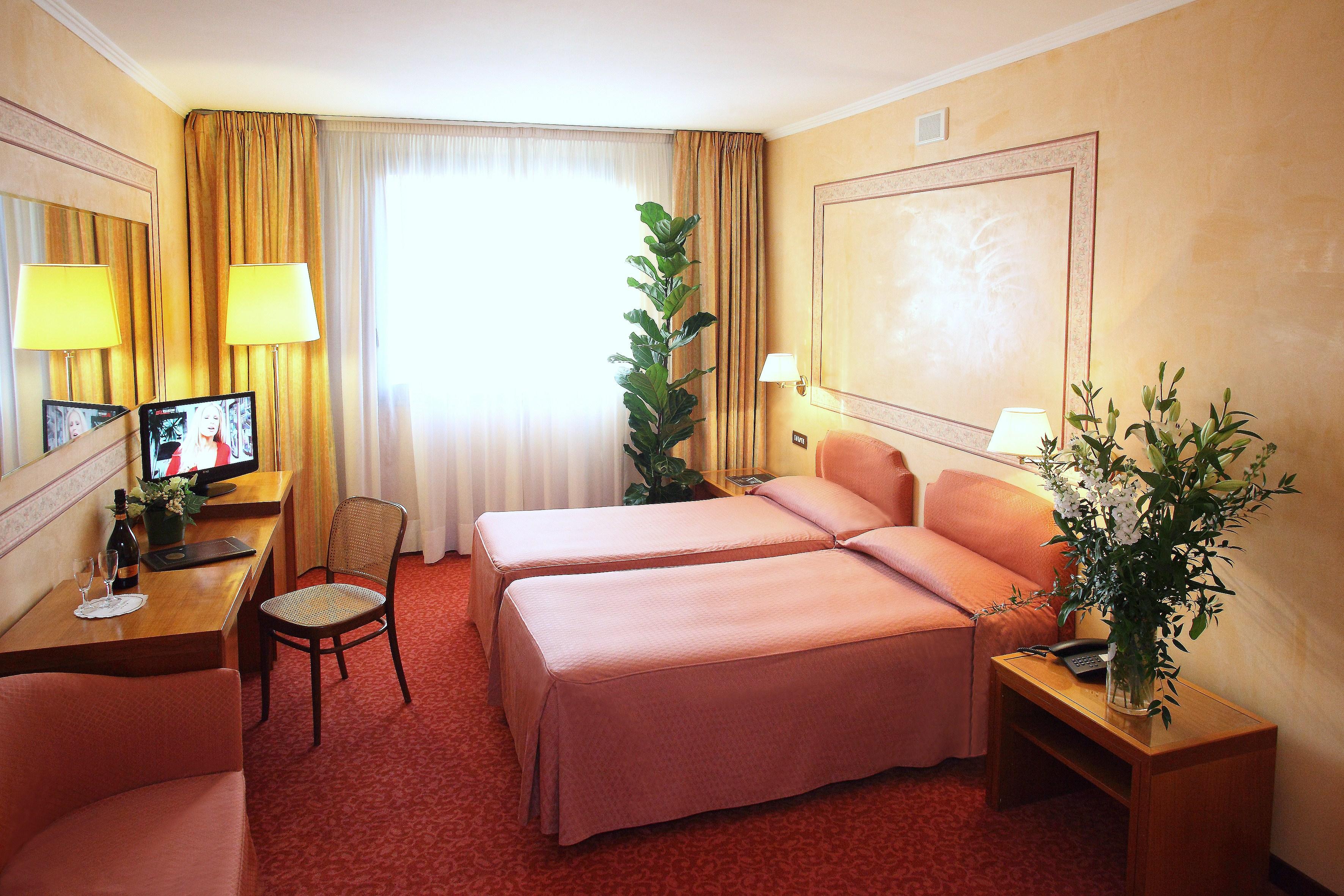 Hotel Cyrano Saronno Esterno foto