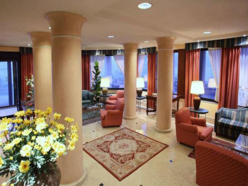 Hotel Cyrano Saronno Esterno foto