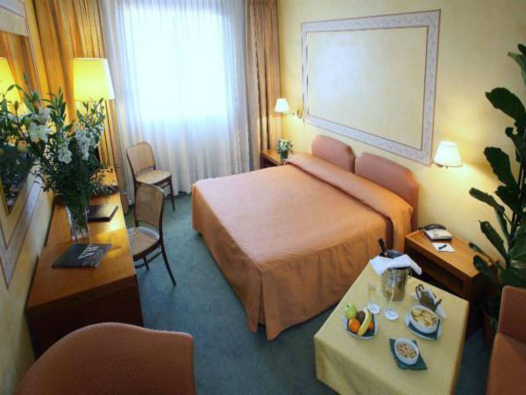 Hotel Cyrano Saronno Esterno foto